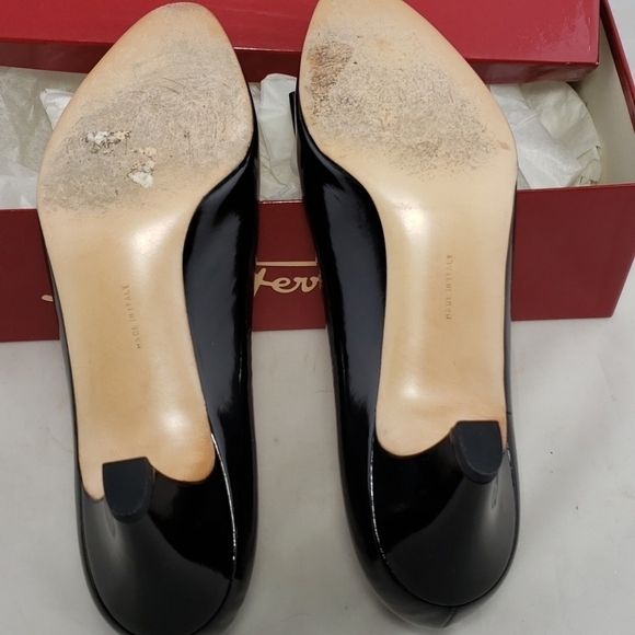 FERRAGAMO Black Patent Leather Pumps EUC in Box - Picture 8 of 13